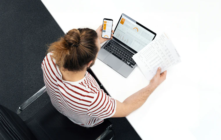 Administradora revisando pagos en su computadora